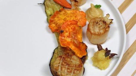 Recette : Noix de Saint-Jacques snackées, purée de pois chiche et citron confit, chips d&#039;aubergine et de patate douce - TerreAzur