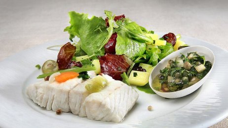 Recette : Pavé de merlu en court-bouillon, ravigote et petite salade du moment - TerreAzur