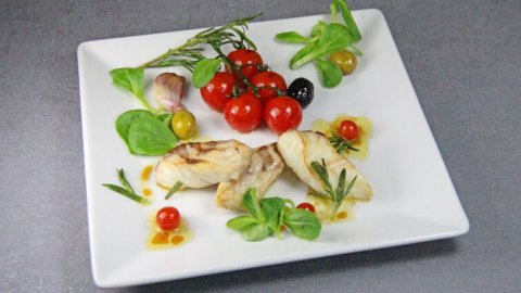 Recette : Filet de bar juste saisi à l&#039;huile d&#039;olive, tomates cerise et vinaigre de Xérès - TerreAzur