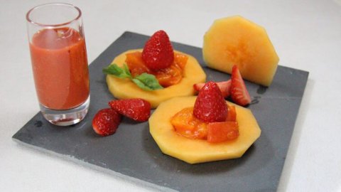 Recette : Melon en disques aux abricots rôtis au miel, fraises et smoothie verveine - TerreAzur