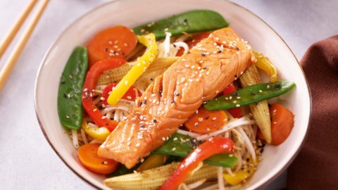 Recette : Saumon laqué et son wok de légumes - TerreAzur