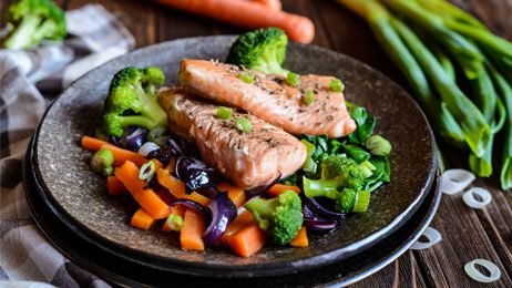 Recette : Pavé de saumon avec carottes, brocolis, oignons et épinards à la vapeur - TerreAzur